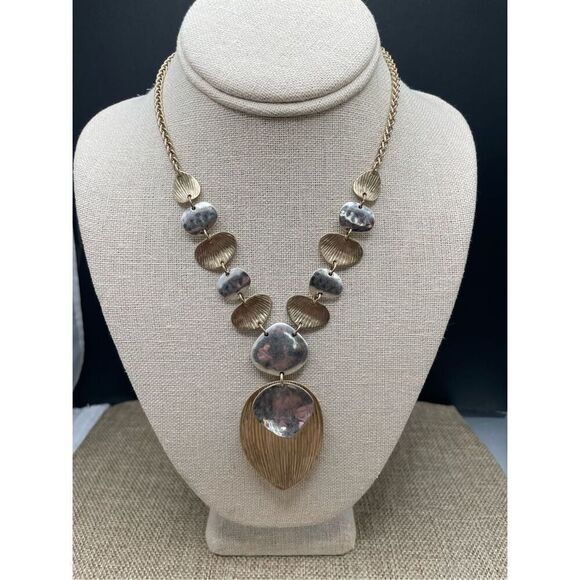 CHICO'S Link Pendant Necklace Two Tone Textured Hammered Links Leaf Petal 16” - Picture 1 of 9
